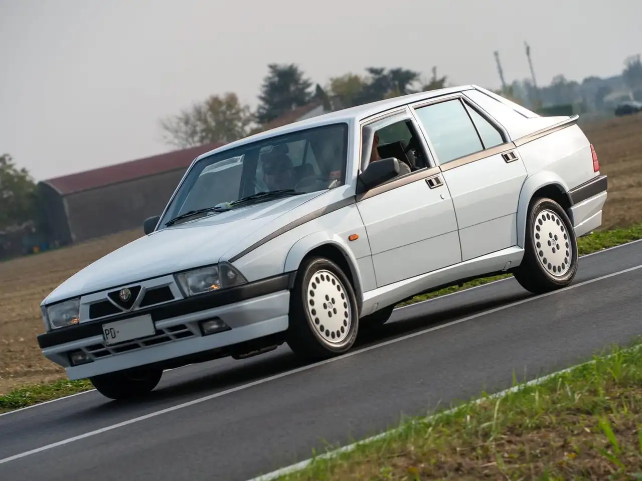 Alfa Romeo 75 2.0i ts, foto 2