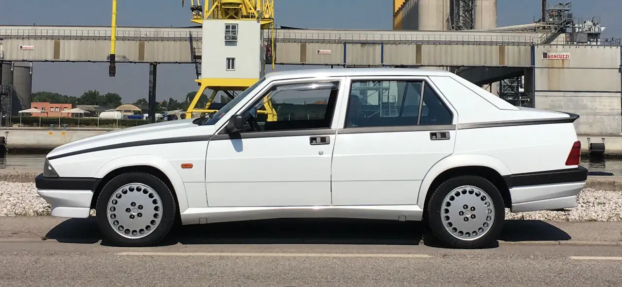 Alfa Romeo 75 2.0i ts, foto 4