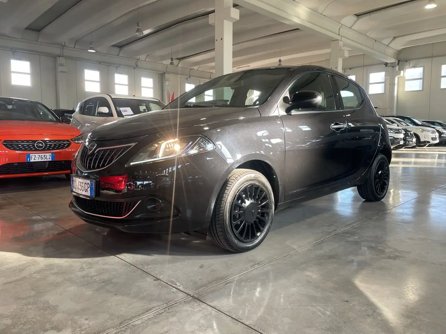 Lancia Ypsilon 1.0 FireFly 5 porte S&S Hybrid Silver - 1