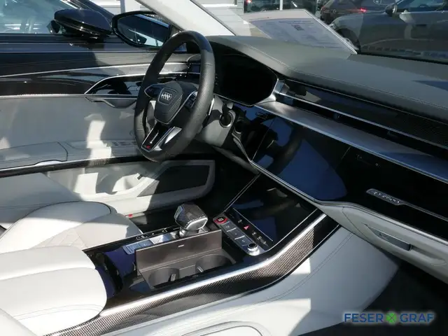 Audi S8 view 4