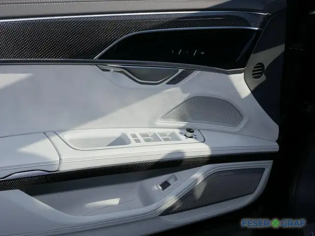 Audi S8 view 7