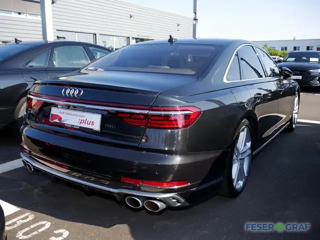 Audi S8 view 3