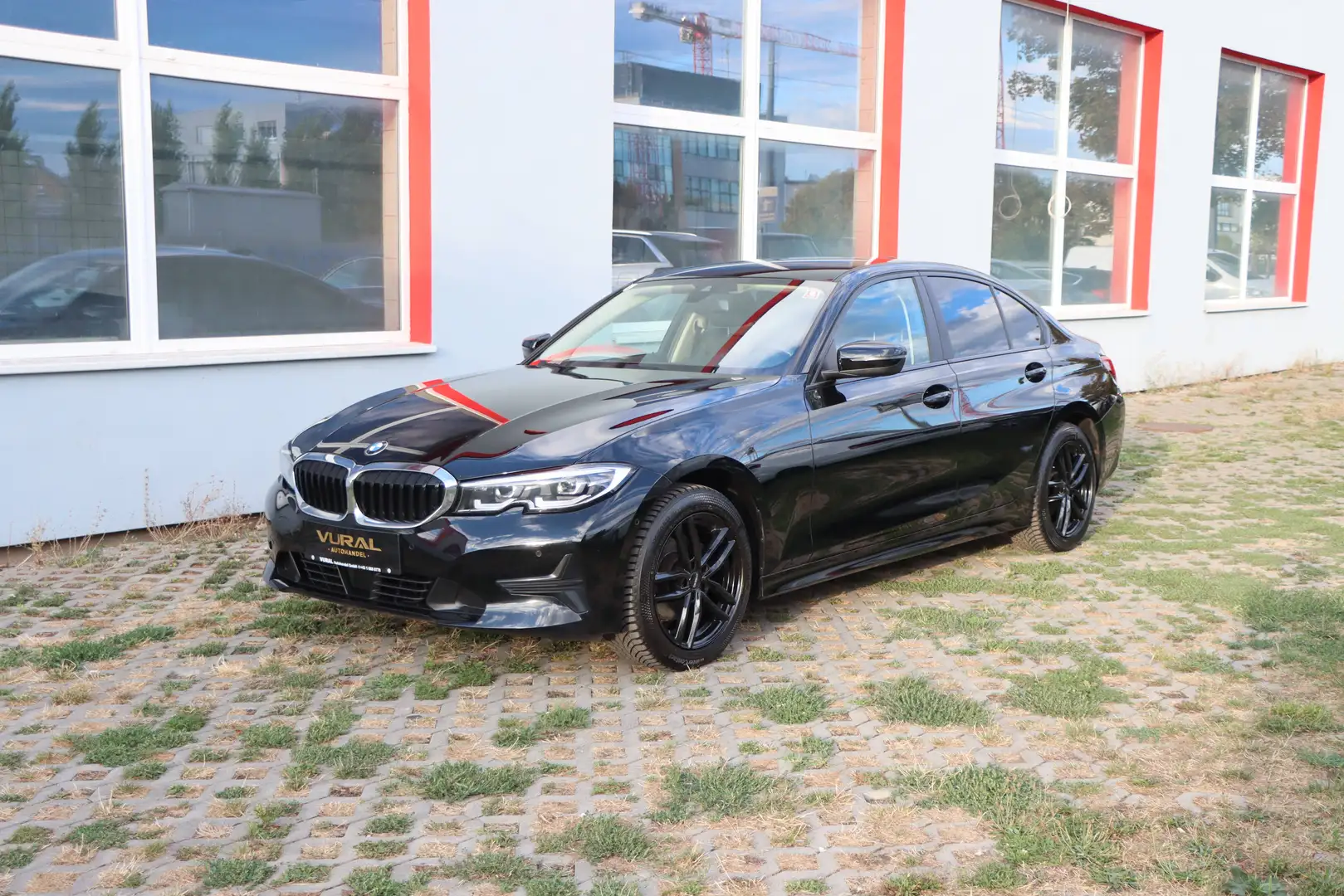 BMW 320 d xDrive | Rückfahrkamera | Sportsitze | Volleder | Spurhalteassistent | Bremsassistent | NAVI | Live Cockpit Plus | Schwarz - 2