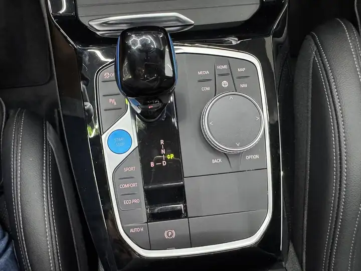 BMW IX3 2022, foto 32
