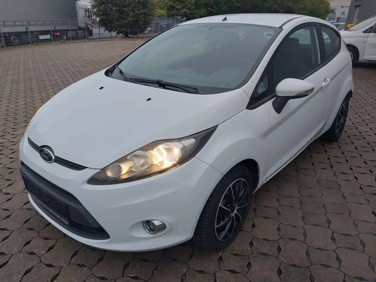 Ford Fiesta 1.25 Trend 12 Monaten gebraucht Garantie Weiß - 1