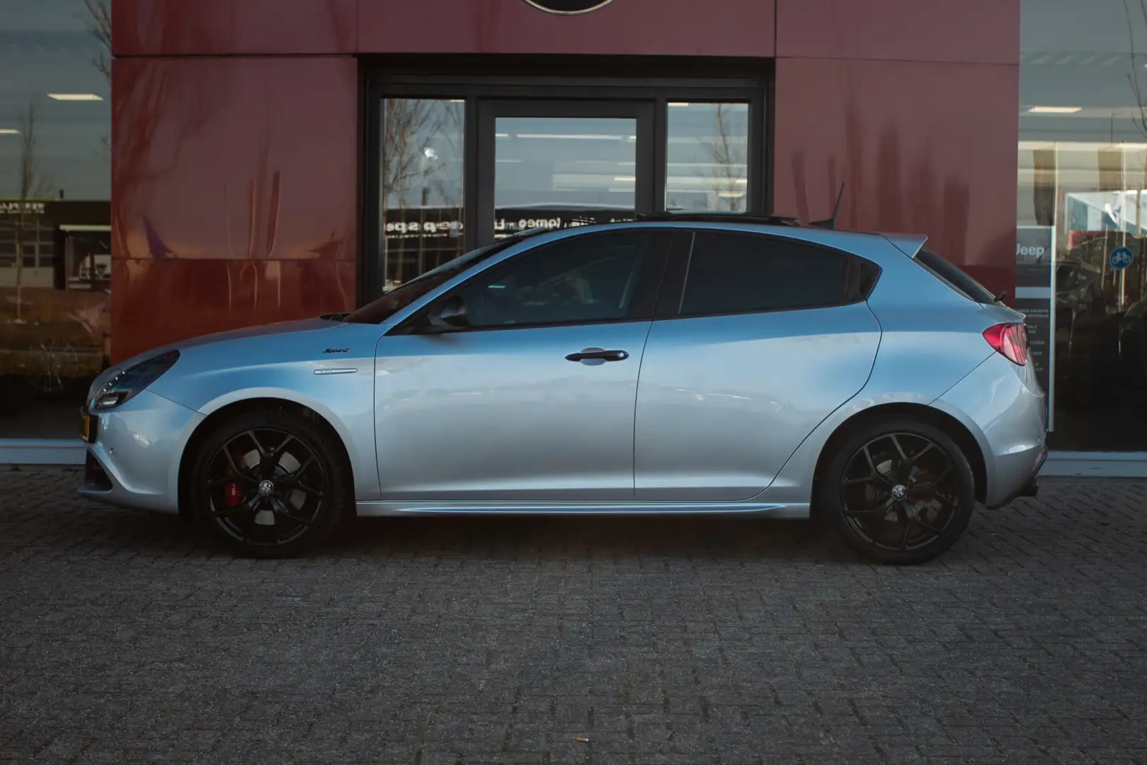Alfa Romeo Giulietta 1.4 Turbo Sport | Panoramadak | Camera | 18" Velge Grijs - 2