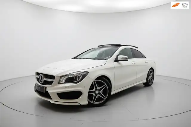 Mercedes-Benz CLA 200 AMG NIGHT PANO SFEER CAMERA