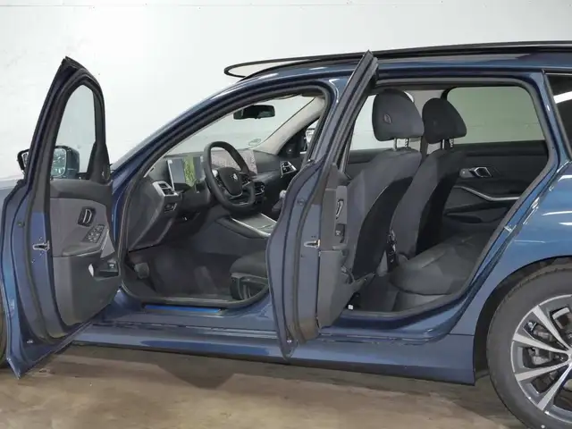 BMW 3 Series view 9