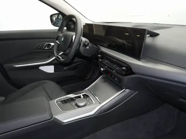 BMW 3 Series view 5