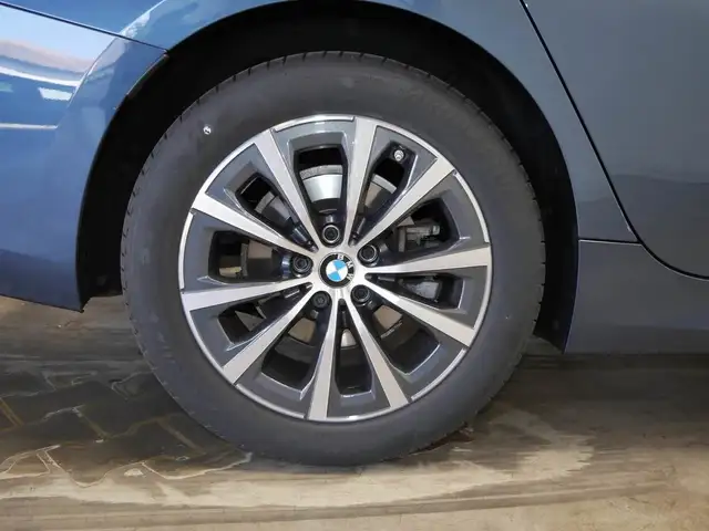 BMW 3 Series view 10