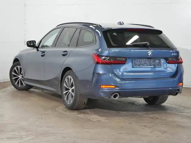 BMW 3 Series view 3