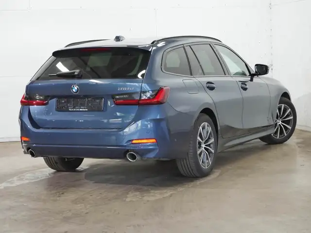 BMW 3 Series view 4