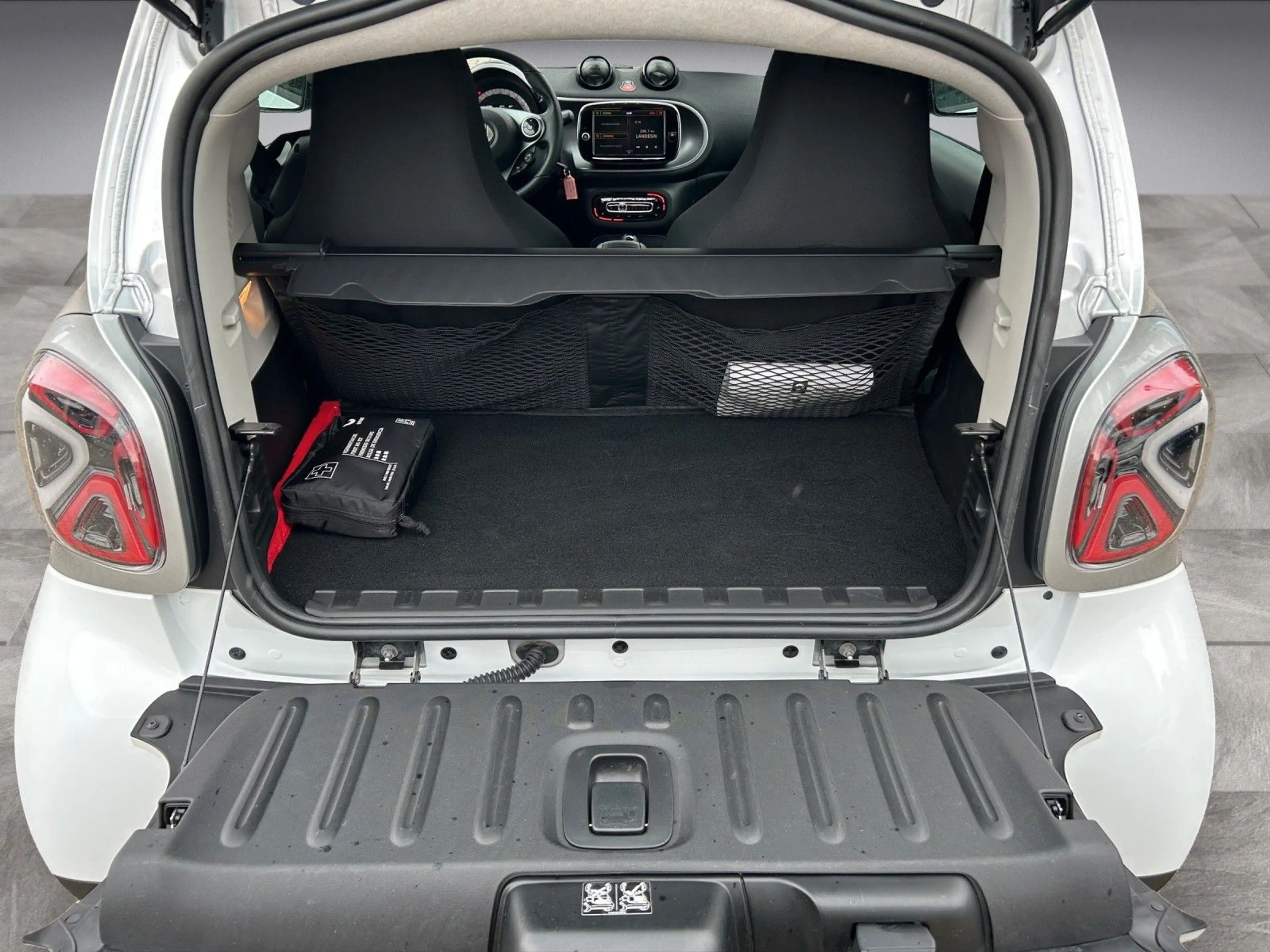 smart forTwo EQ fortwo*22 kW-LADER*PANORAMADACH*LED*KAM — photo 12