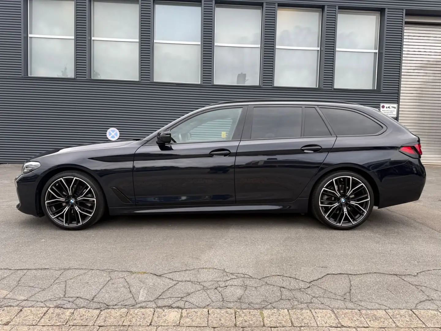 BMW 520 d Touring xDrive M Sport AHK Pano ACC H/K 20 Schwarz - 2