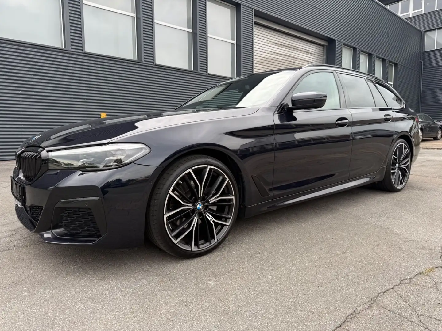 BMW 520 d Touring xDrive M Sport AHK Pano ACC H/K 20 Schwarz - 1