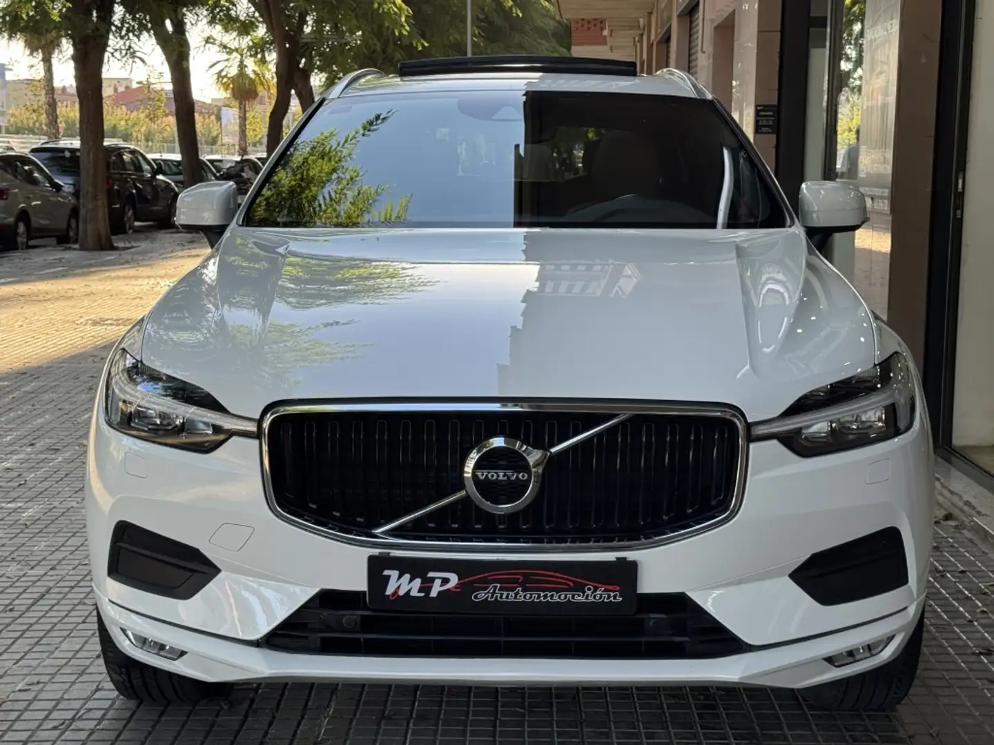 Volvo XC60 B4 Momentum Pro FWD Aut. Blanco - 2