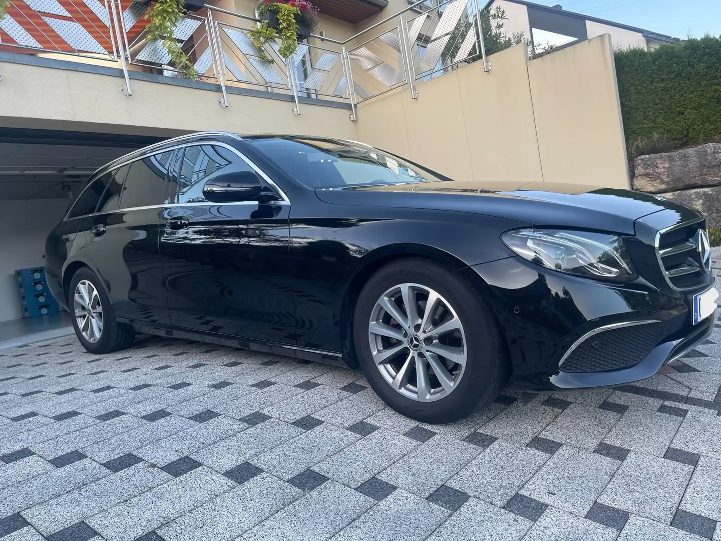 Mercedes-Benz E 200 T Avantgarde, PANO, AHK, digi Cockpit, Leder Schwarz - 1