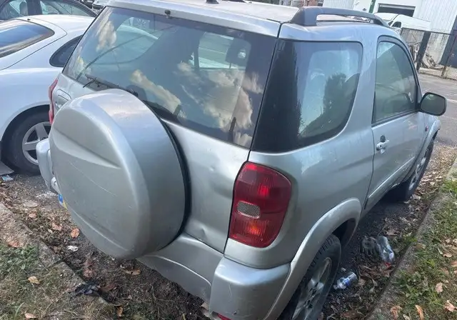 Toyota RAV4 view 3