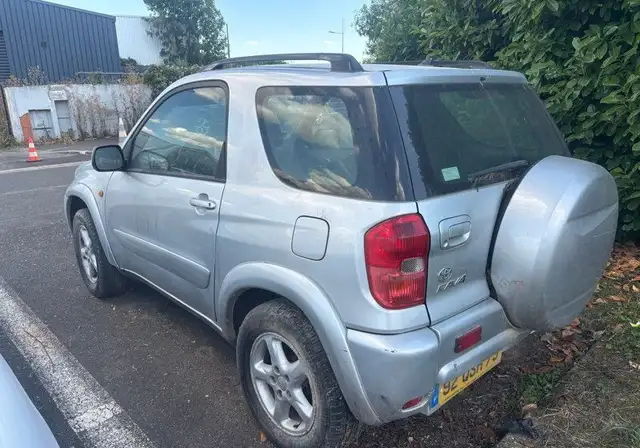 Toyota RAV4 view 4