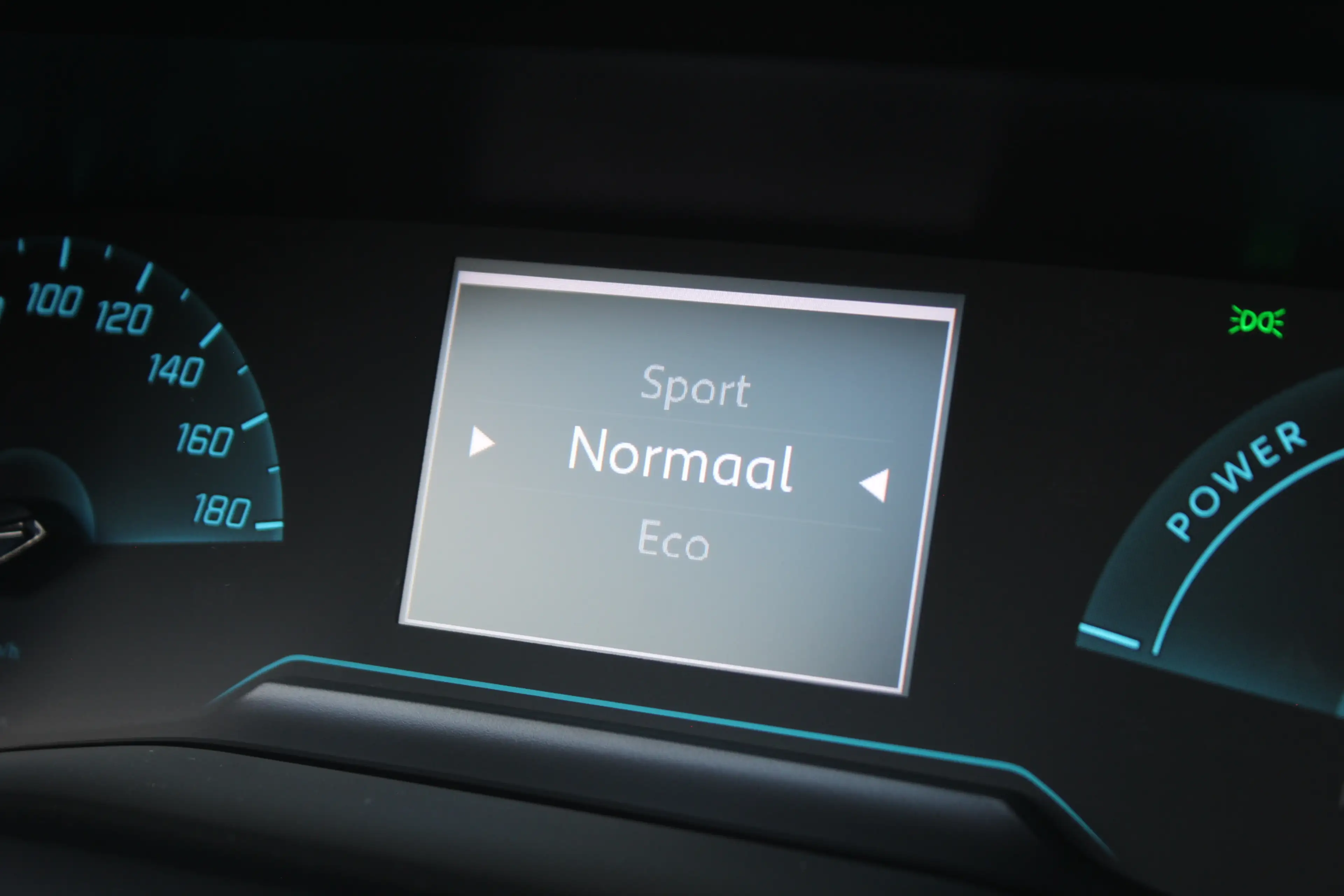 Peugeot e-2008 EV Active 50 kWh | Camera | Carplay | Cruise — photo 22