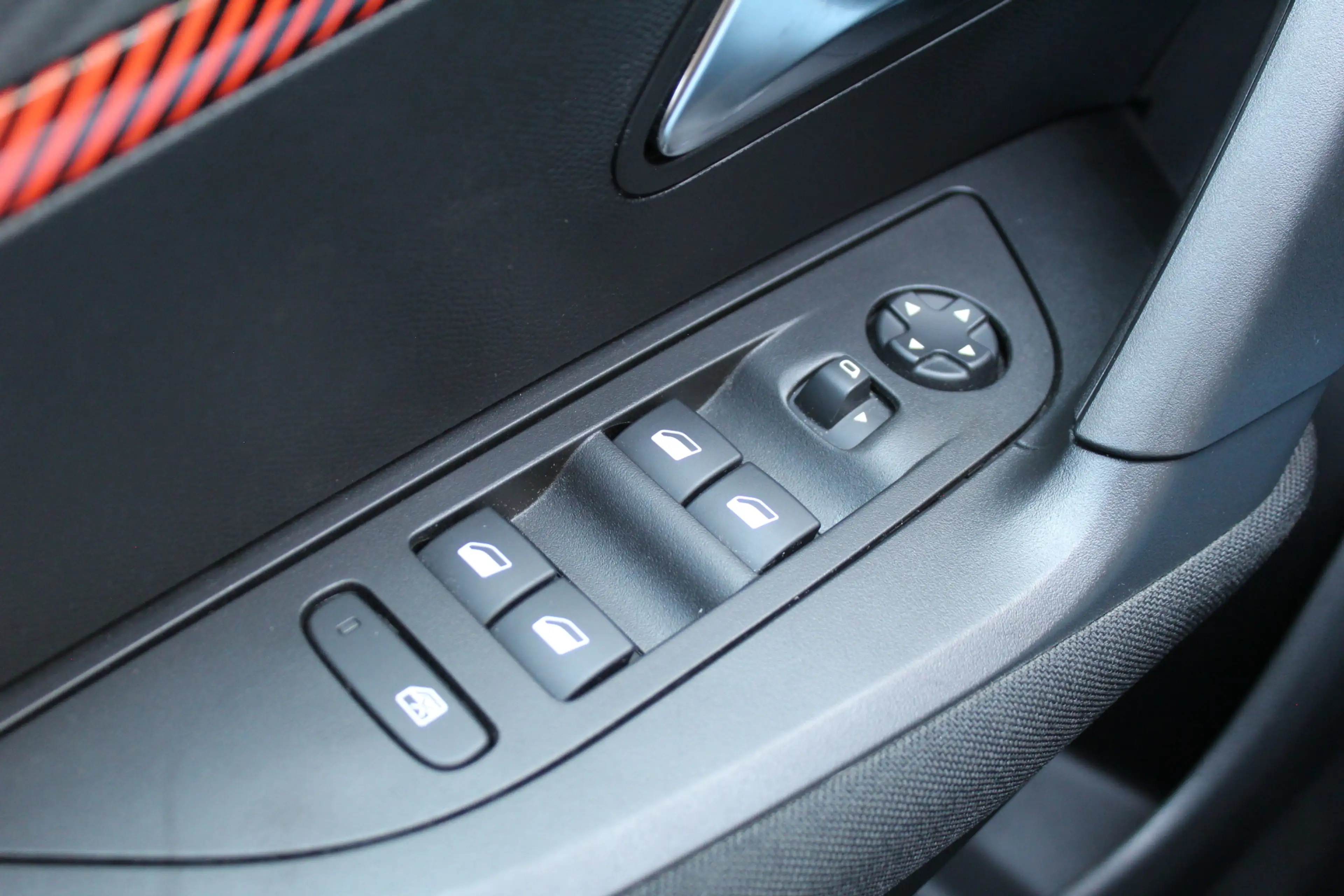 Peugeot e-2008 EV Active 50 kWh | Camera | Carplay | Cruise — photo 23