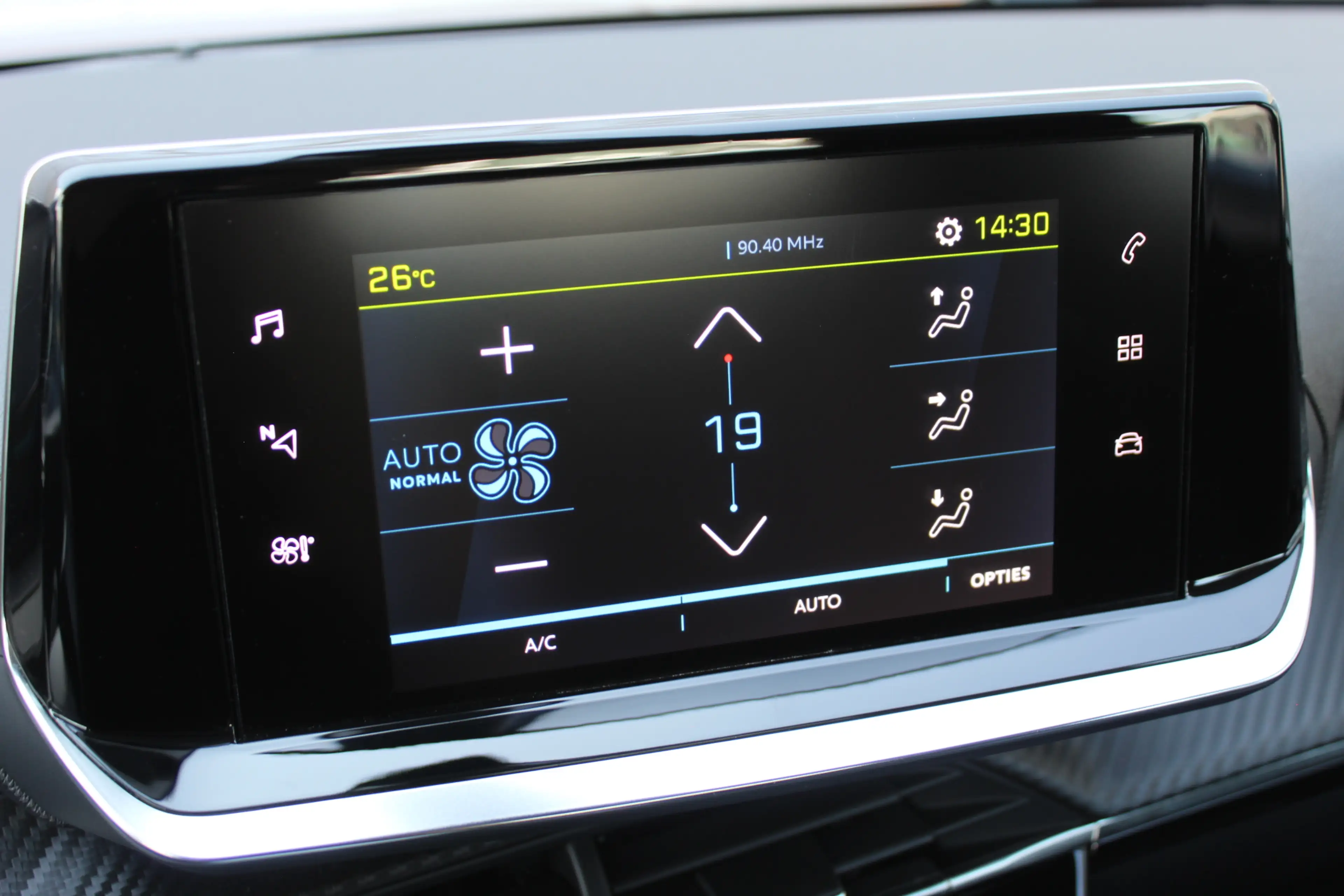 Peugeot e-2008 EV Active 50 kWh | Camera | Carplay | Cruise — photo 13