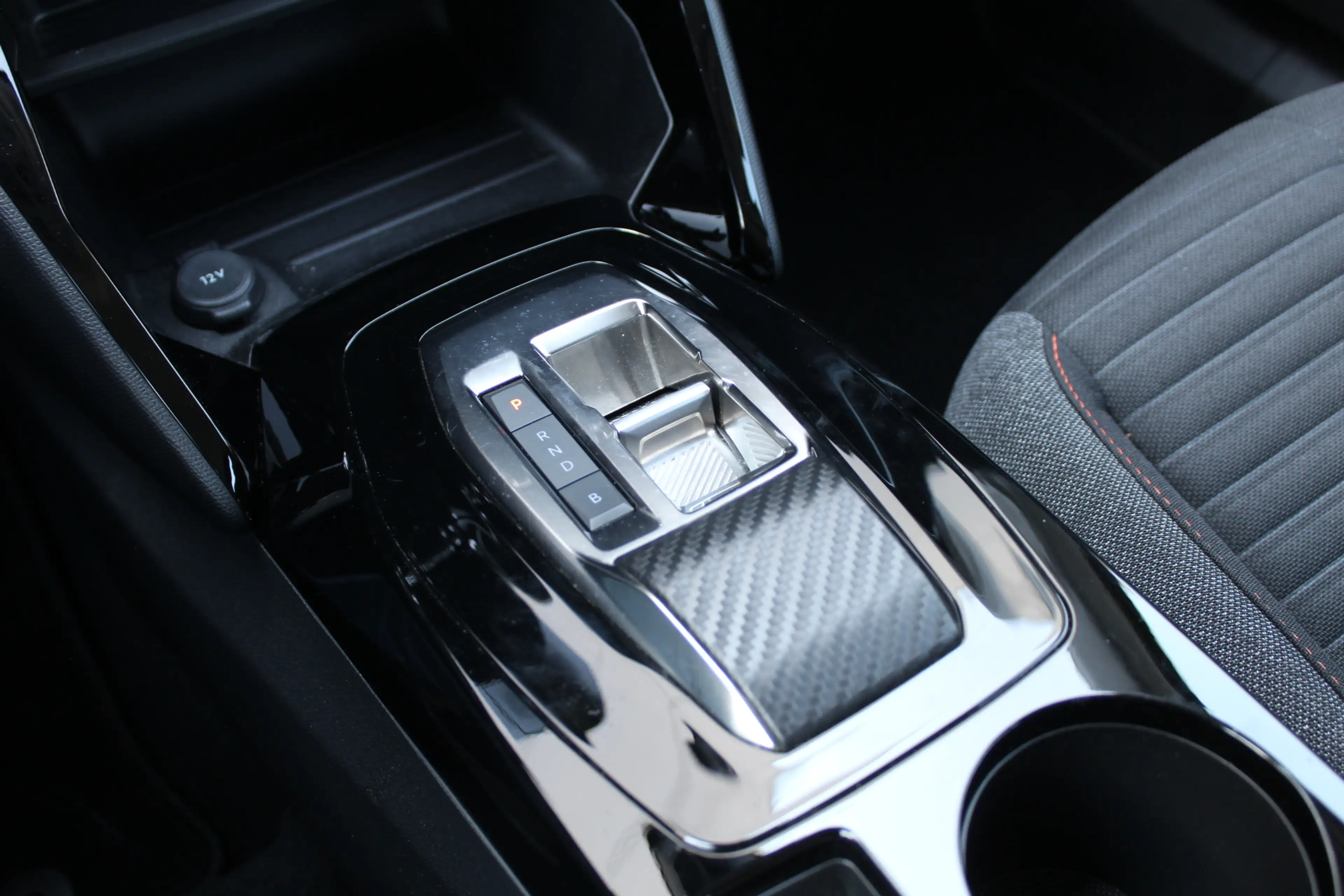 Peugeot e-2008 EV Active 50 kWh | Camera | Carplay | Cruise — photo 20