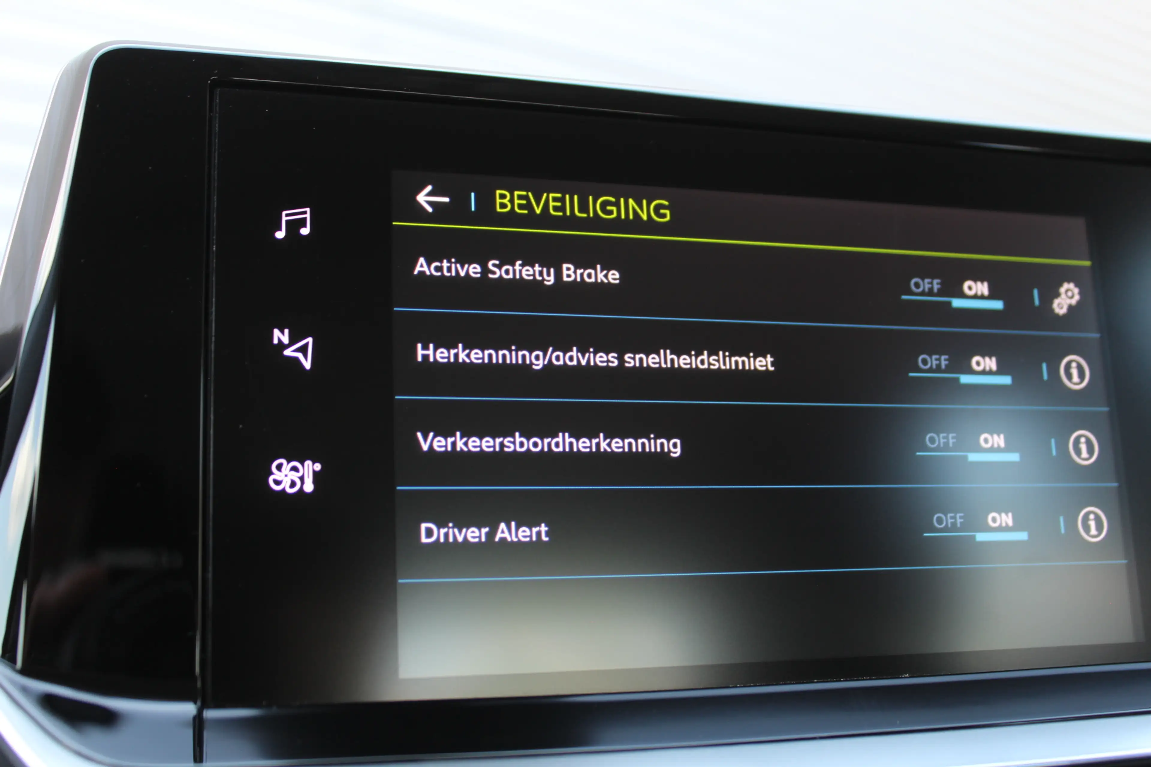 Peugeot e-2008 EV Active 50 kWh | Camera | Carplay | Cruise — photo 17