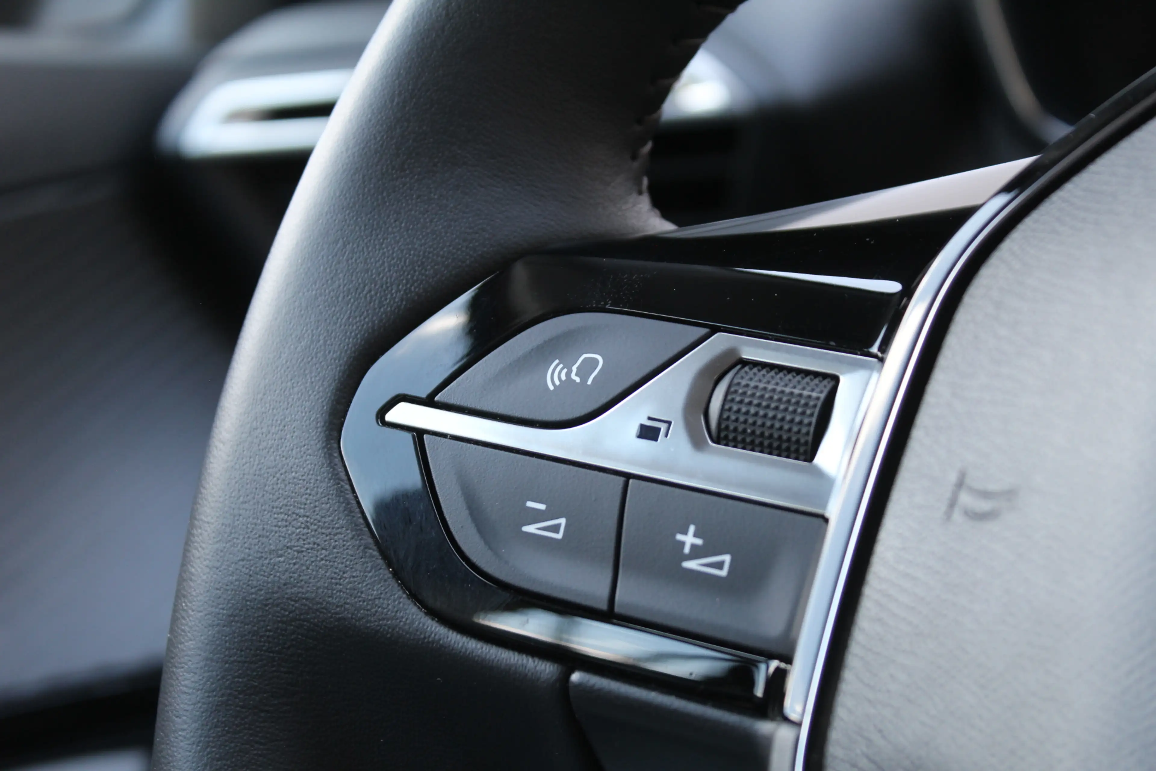 Peugeot e-2008 EV Active 50 kWh | Camera | Carplay | Cruise — photo 9