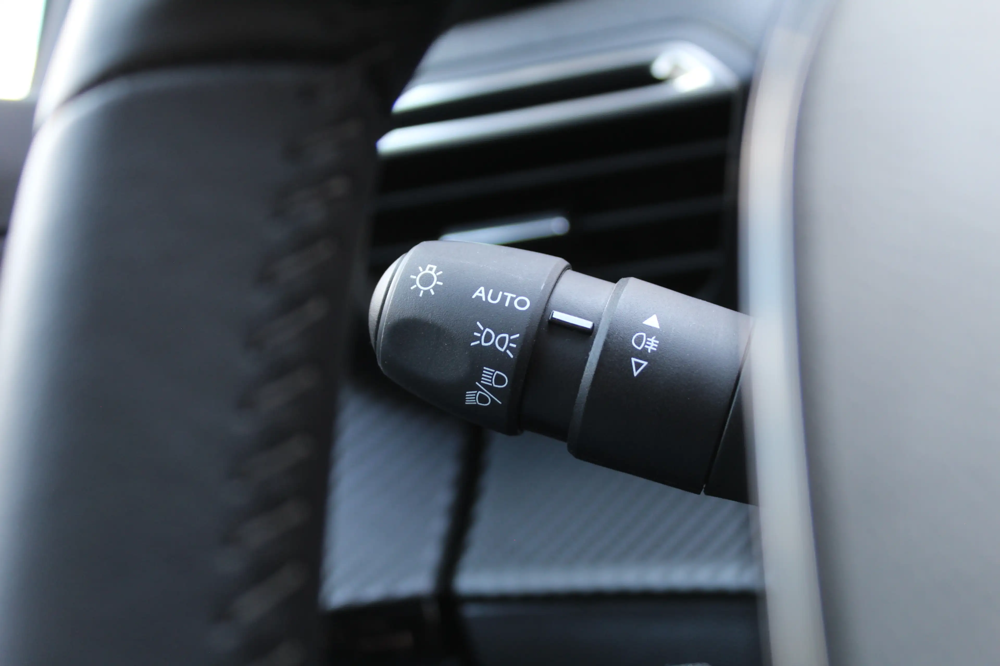 Peugeot e-2008 EV Active 50 kWh | Camera | Carplay | Cruise — photo 12
