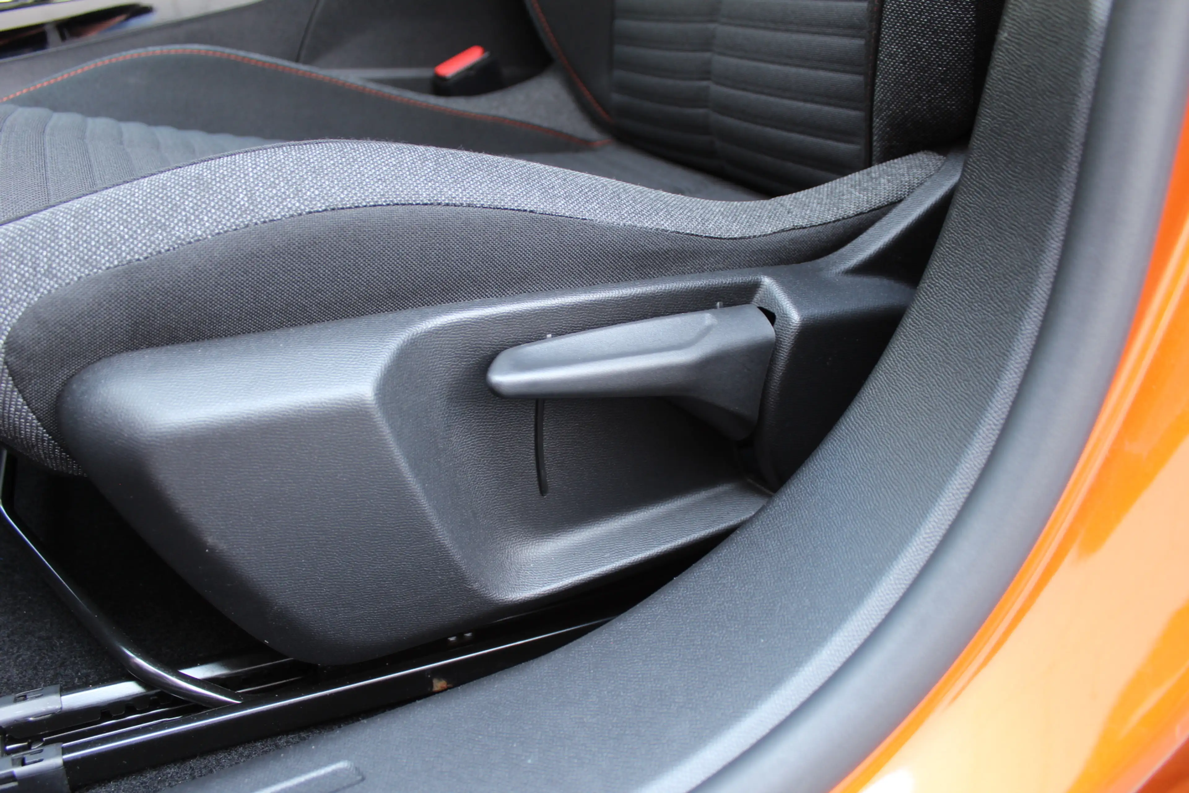 Peugeot e-2008 EV Active 50 kWh | Camera | Carplay | Cruise — photo 28