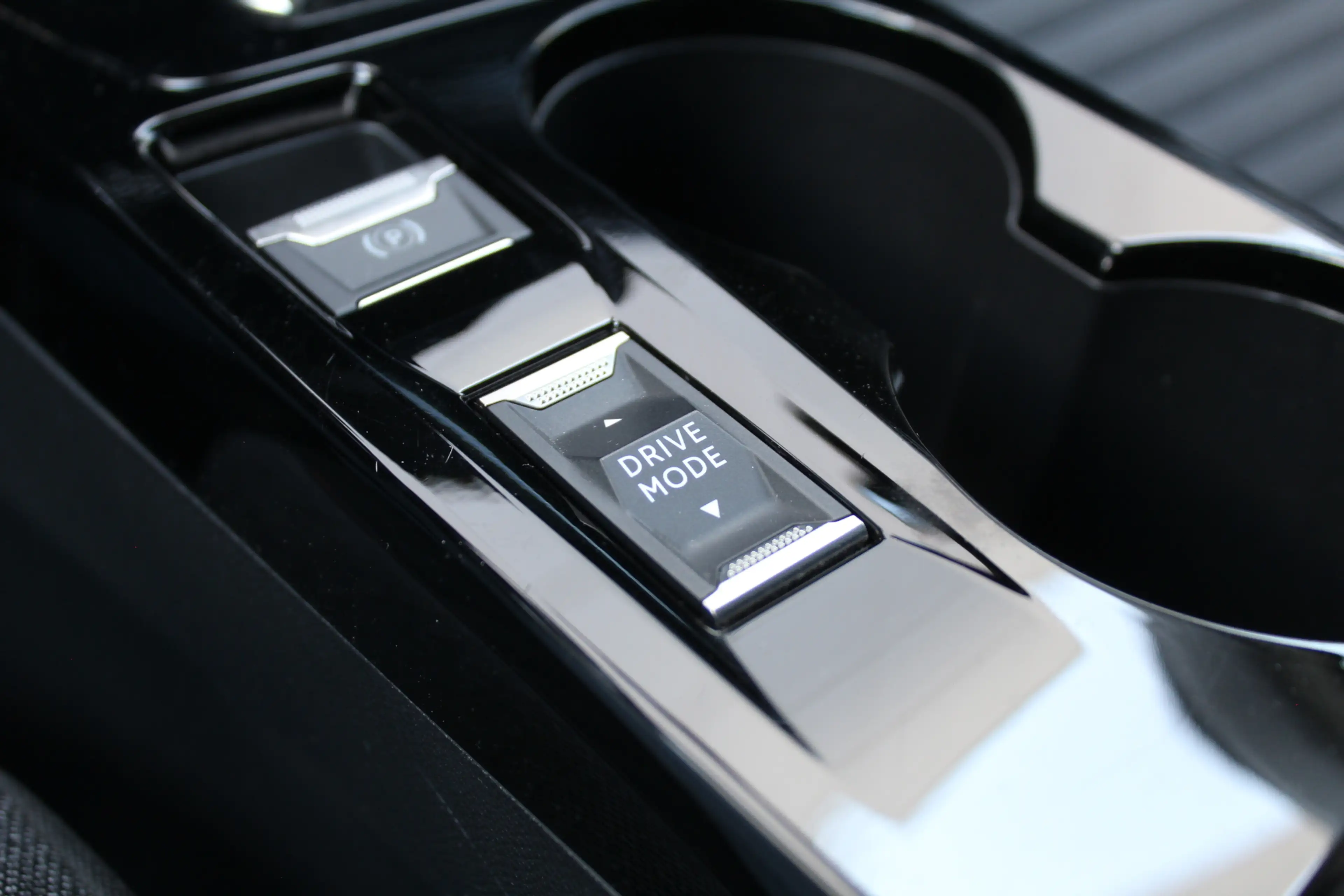 Peugeot e-2008 EV Active 50 kWh | Camera | Carplay | Cruise — photo 21
