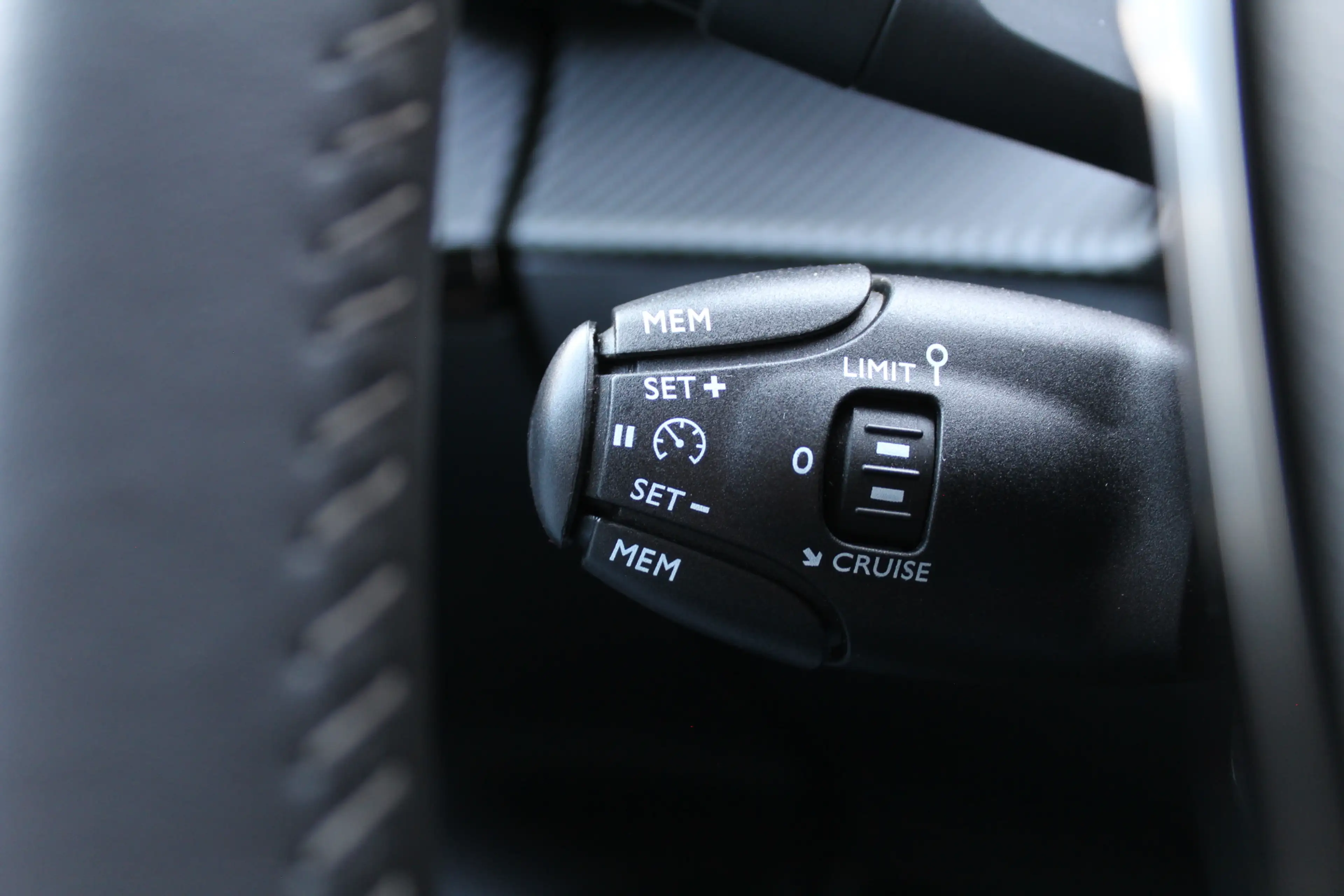 Peugeot e-2008 EV Active 50 kWh | Camera | Carplay | Cruise — photo 11
