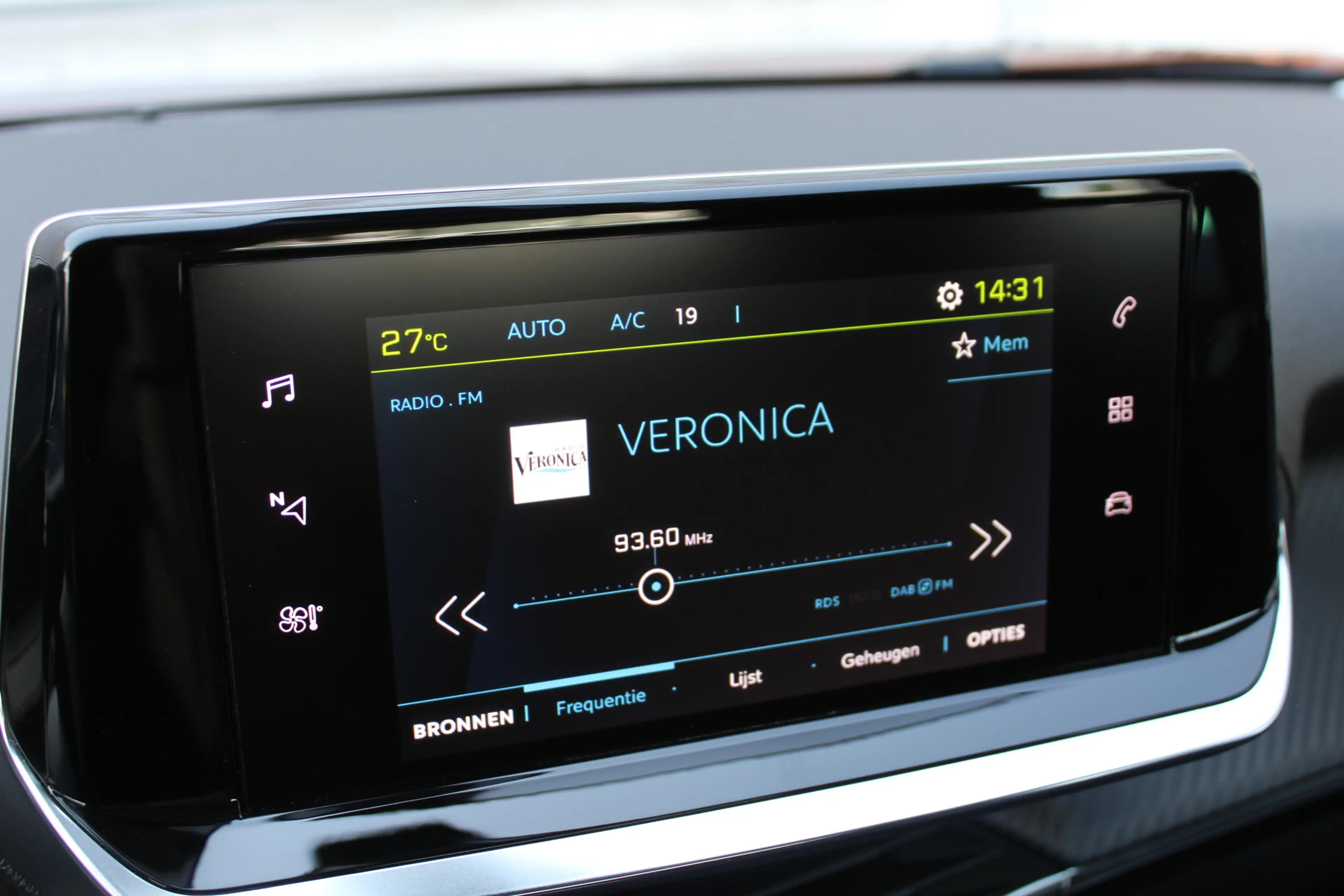 Peugeot e-2008 EV Active 50 kWh | Camera | Carplay | Cruise — photo 14
