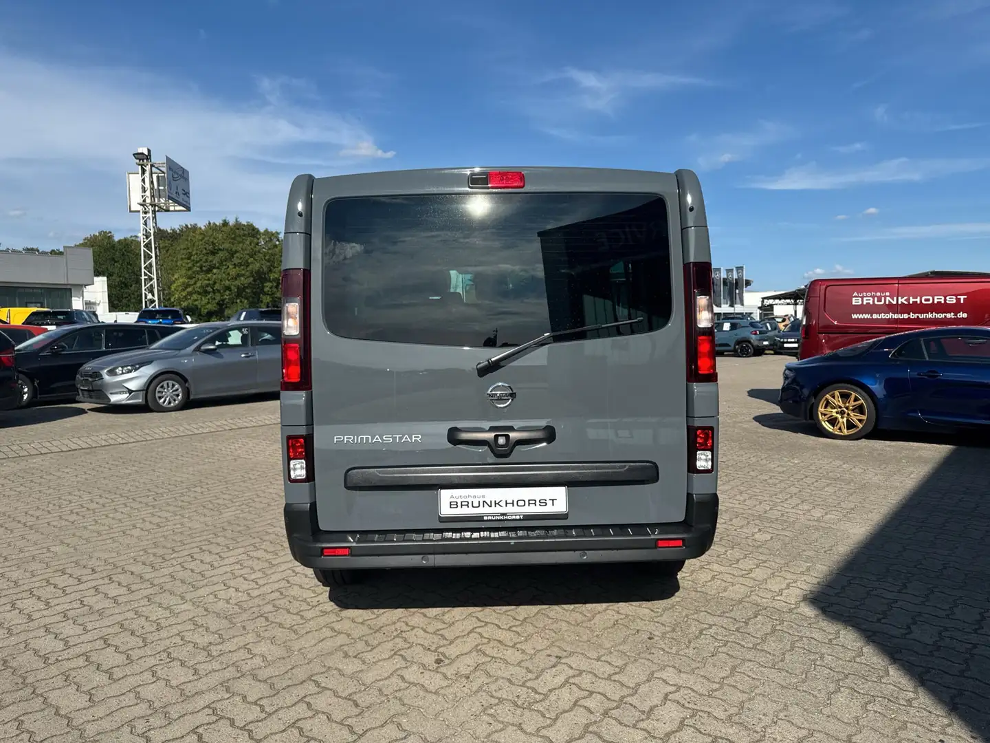 Nissan Primastar 2,8t dCi 150 L1H1 Tekna 8-Sitzer Navi+SHZ Gris - 2