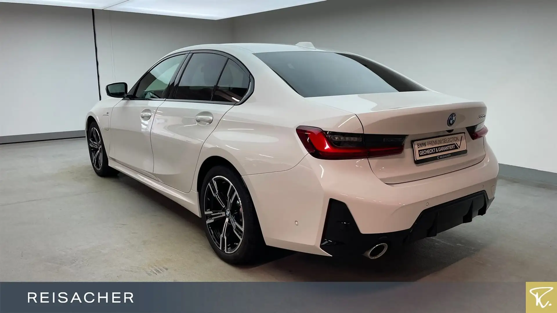 BMW 330 e A Lim M-Sport,GSD,AHK,Leder,Autom Weiß - 2