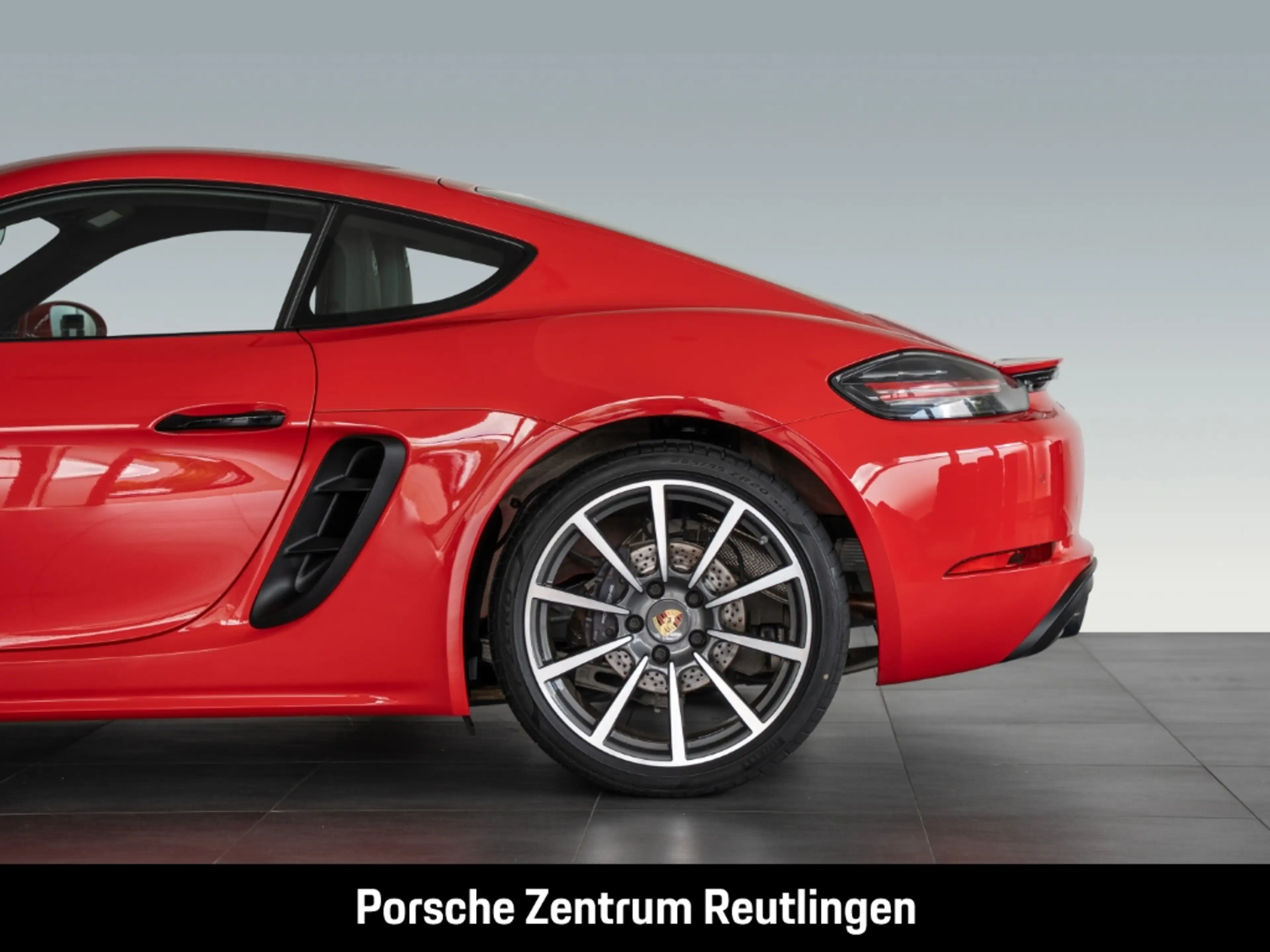 Porsche Cayman 718 — photo 11