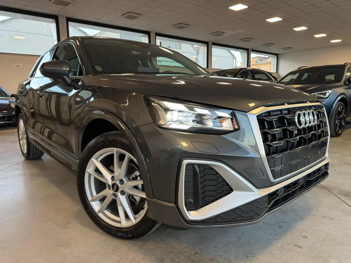 Audi Q2 30 TFSI S line Edition "Km 1813" Gris - 2