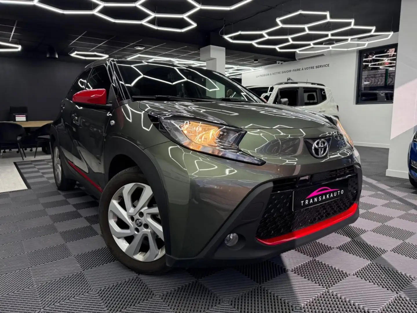 Toyota Aygo X 1.0 VVT-i 72 Design Grün - 1