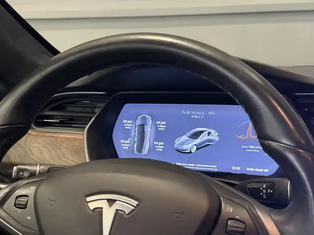 Tesla Model S view 11