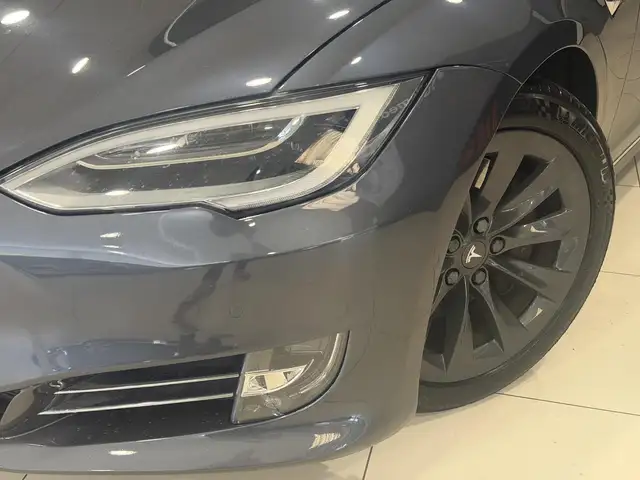 Tesla Model S view 10