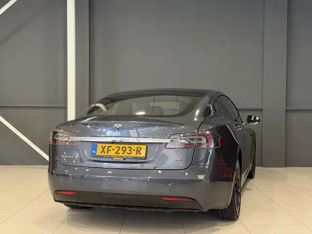 Tesla Model S view 4