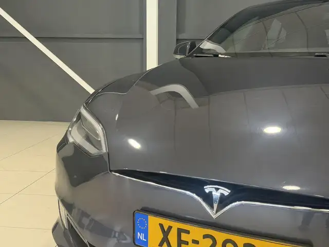 Tesla Model S view 12