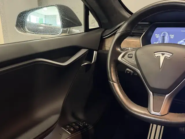 Tesla Model S view 15
