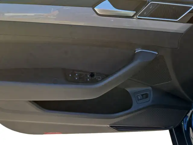 Volkswagen Passat view 11