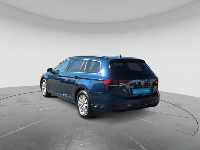 Volkswagen Passat view 3