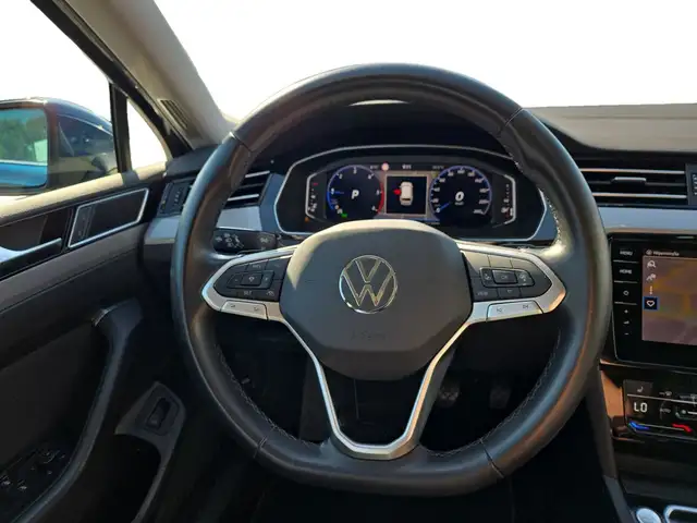 Volkswagen Passat view 13