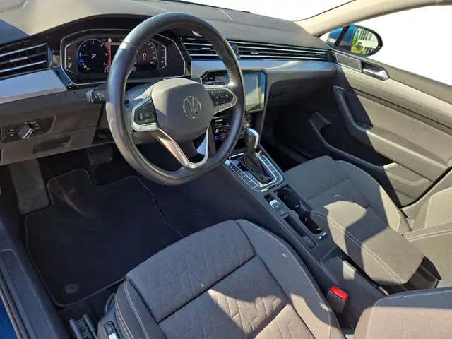 Volkswagen Passat view 4