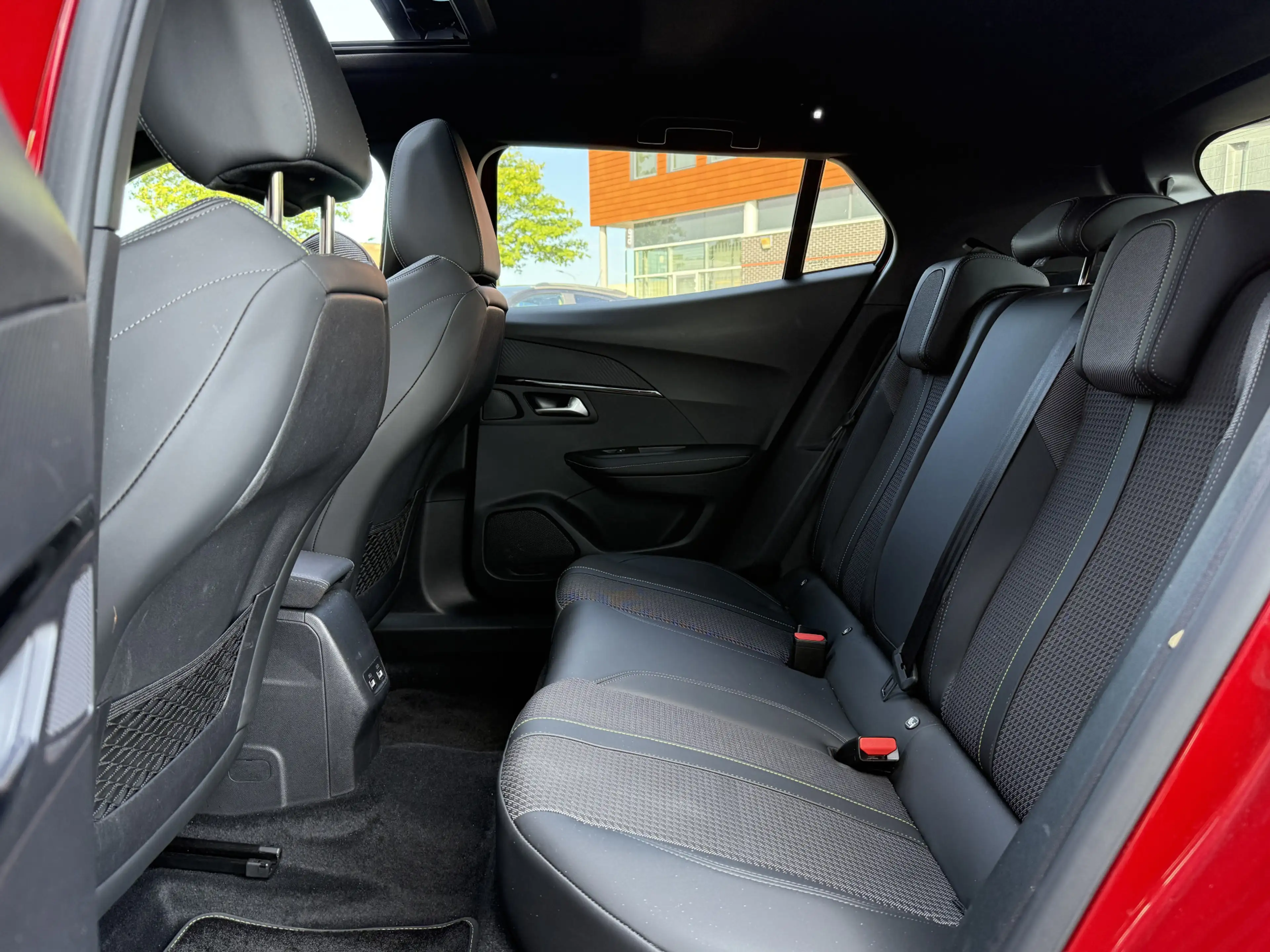 Peugeot e-2008 BWJ 2023 EV GT 136 PK 50 kWh PANO DAK | KEYLESS | — photo 7