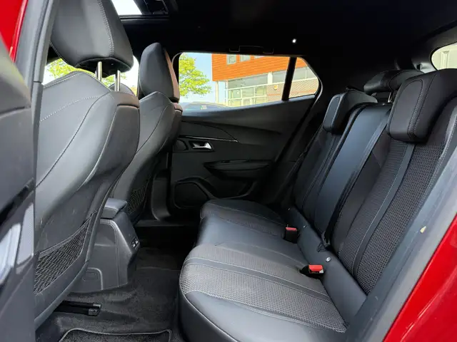 Peugeot E-2008 view 7